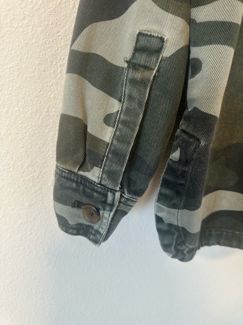 GAP Women’s Camouflage Denim Utility Jacket in Olive Camo - Picture 7 of 9